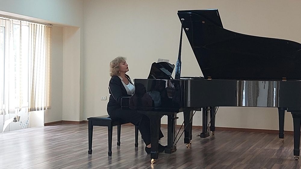 Israeli pianist gives master class at Baku Music Academy [PHOTO] - Gallery Image
