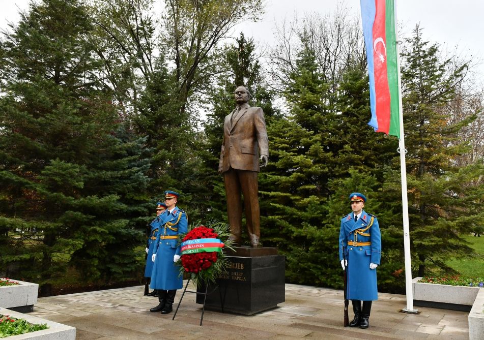 President Ilham Aliyev visits monuments to national leader Heydar Aliyev, Milorad Pavic in Tasmajdan park in Belgrade [PHOTO/VIDEO] - Gallery Image