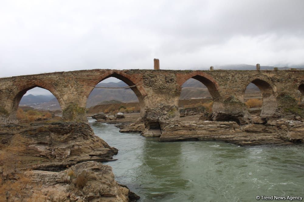 National activist from South Azerbaijan visits Khudafarin bridge [PHOTO] - Gallery Image