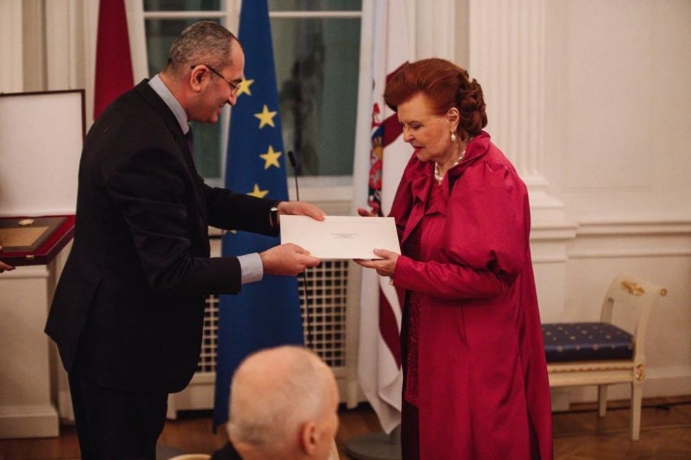 Ilham Aliyev awards Vaira Vike-Freiberga Honorary Diploma of Azerbaijani President [PHOTO] - Gallery Image