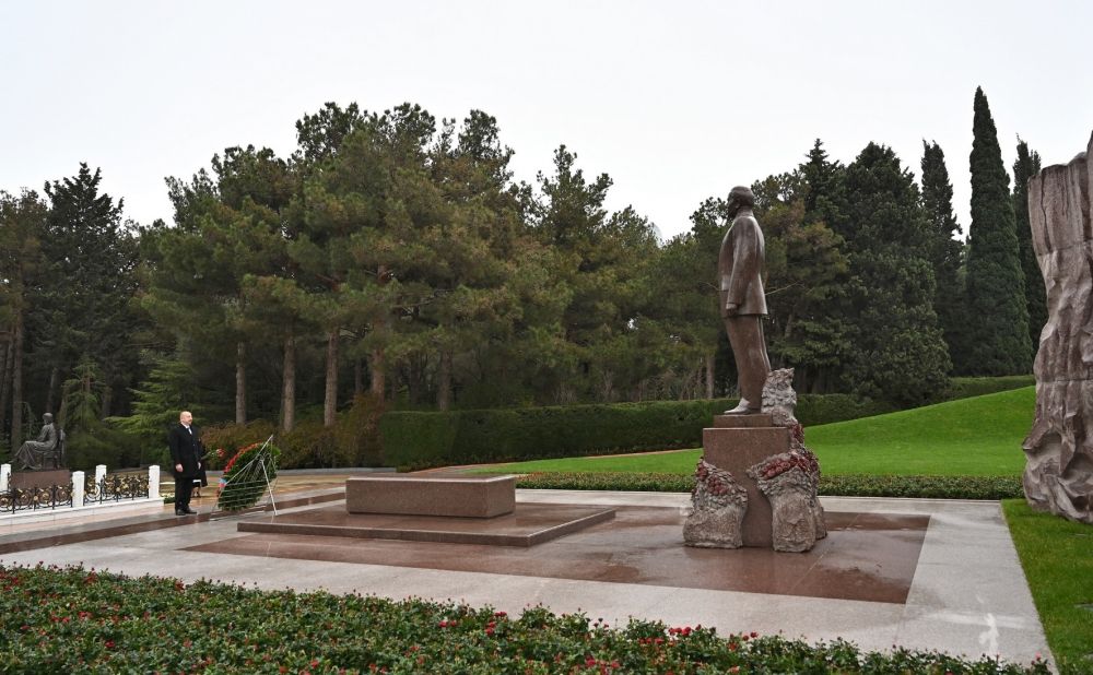 President Ilham Aliyev, First Lady Mehriban Aliyeva pay homage to grave of national leader Heydar Aliyev [PHOTO/VIDEO]