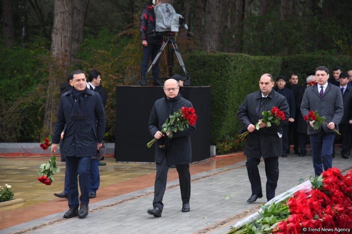 Azerbaijani officials commemorate memory of Heydar Aliyev [PHOTO]