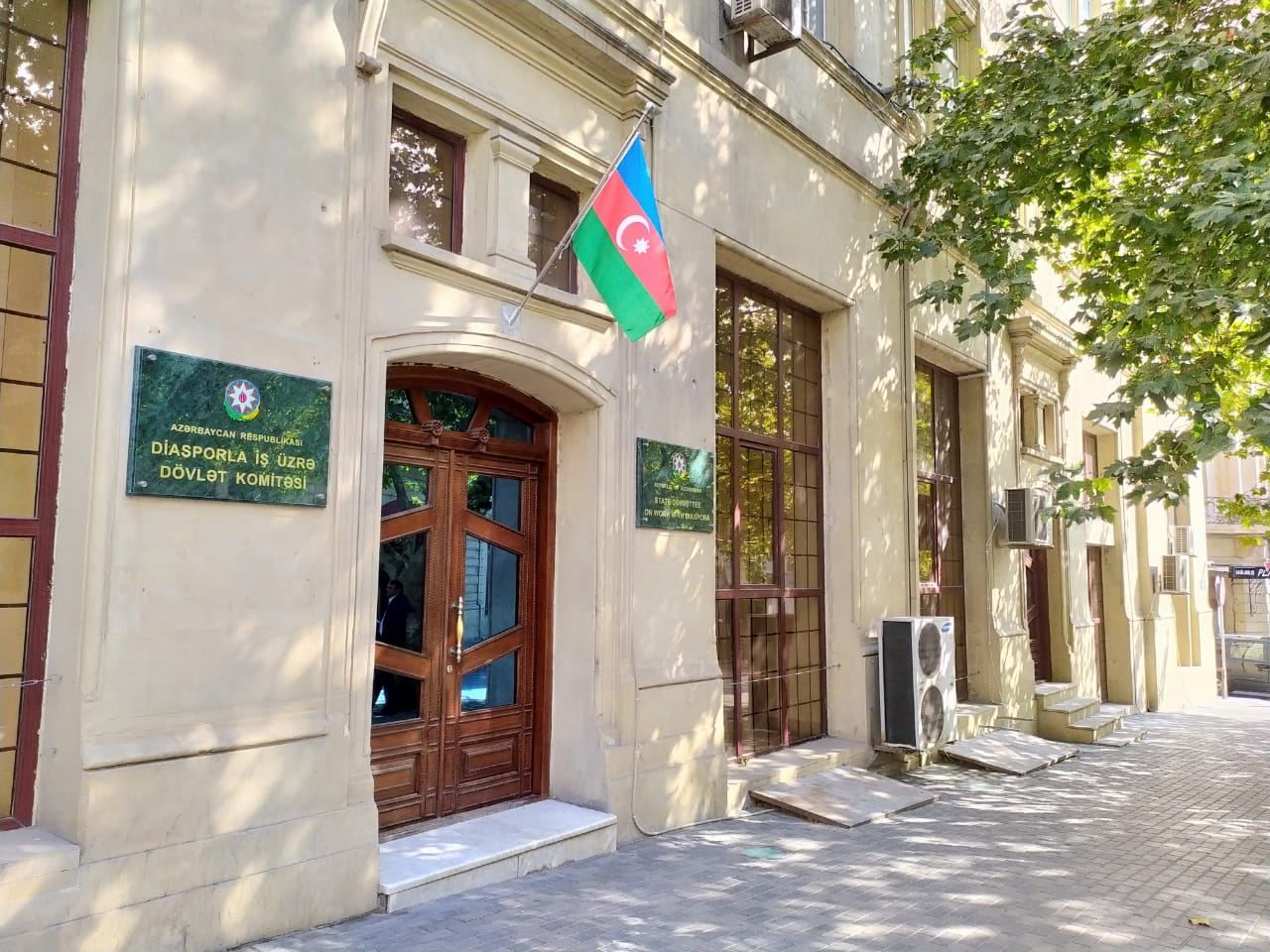 Azerbaijani diaspora members raised their voices supporting peaceful protests in Karabakh