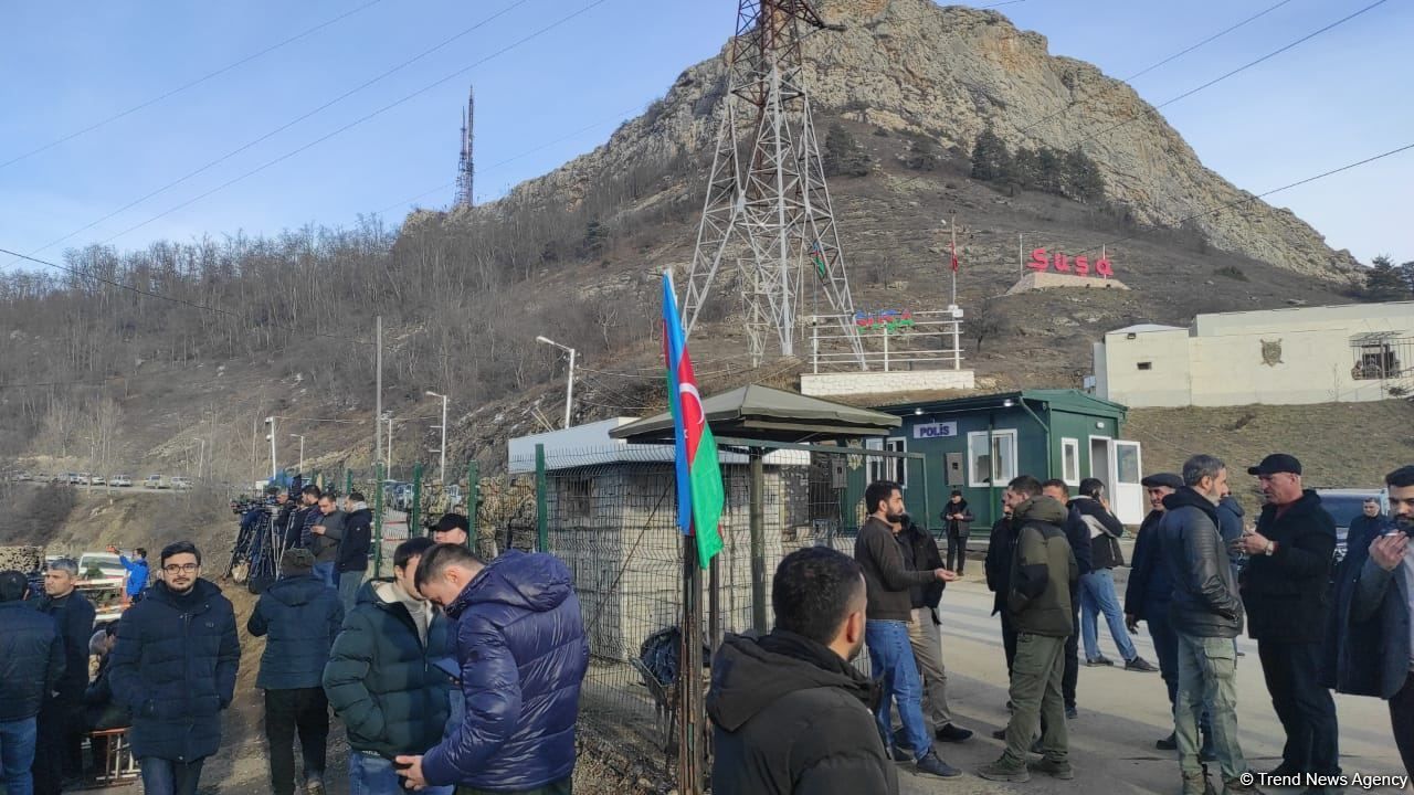 More and more Azerbaijanis joining peaceful protests on Lachin road [LIVE]