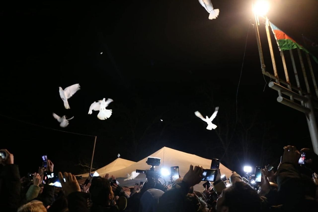 Peace message from Azerbaijani protesters on Lachin road – 44 doves released into sky [PHOTO/VIDEO]