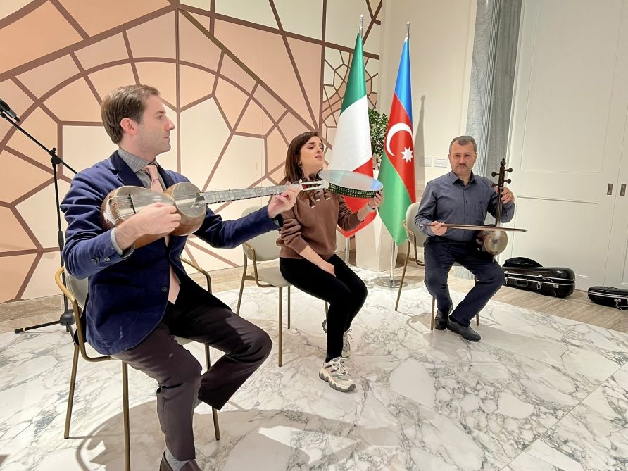 Famed tar player shares secrets of mugham art in Italy [PHOTO] - Gallery Image