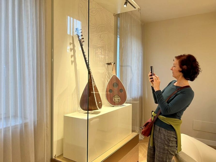 Famed tar player shares secrets of mugham art in Italy [PHOTO] - Gallery Image
