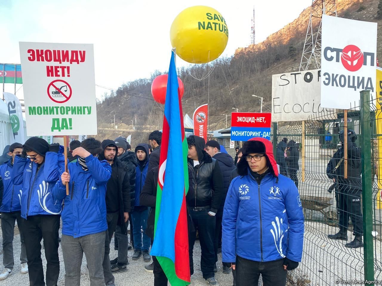 Number of supporters of peaceful rally on Azerbaijan's Lachin road growing [PHOTO]
