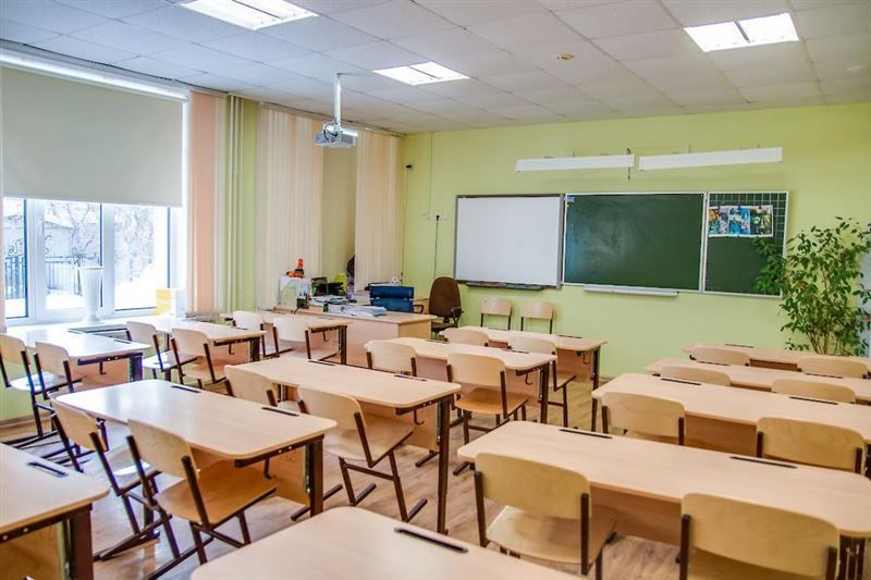 Azerbaijani minister talks work on planning resettlement of schools of former IDPs