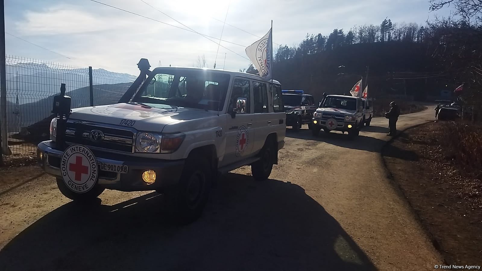 Vehicles of International Committee of Red Cross and Russian peacekeepers' car pass freely along Azerbaijan's Lachin road [PHOTO]