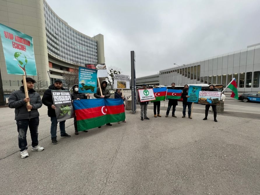 Azerbaijanis in Vienna picket UN office over Armenia's eco-terror in Karabakh [PHOTO]