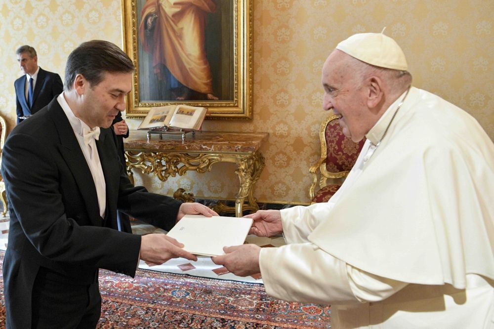 Azerbaijani ambassador presents his credentials to Pope Francis [PHOTO]