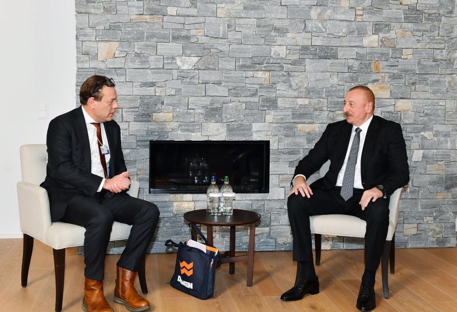 Der Präsident von Aserbaidschan in der Schweiz für das Weltwirtschaftsforum trifft sich mit dem Vorsitzenden der Damen Shipbuilding Group Der Präsident von Aserbaidschan in der Schweiz für das Weltwirtschaftsforum trifft sich mit dem Vorsitzenden der Damen Shipbuilding Group