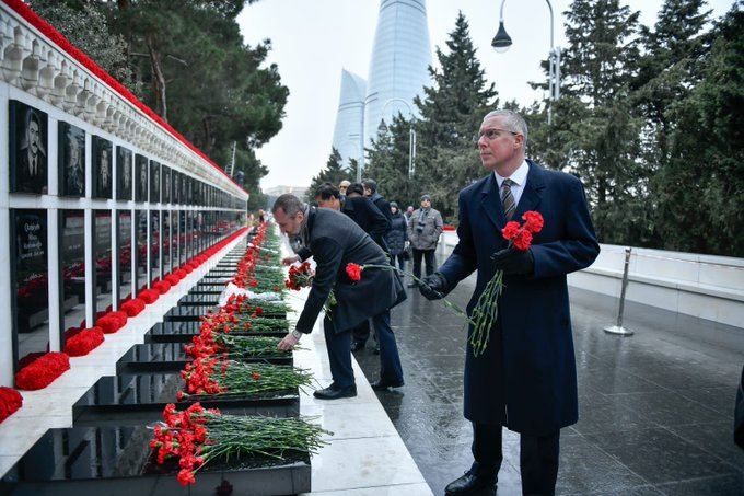 UK Ambassador to Azerbaijan visits Alley of Martyrs in Baku