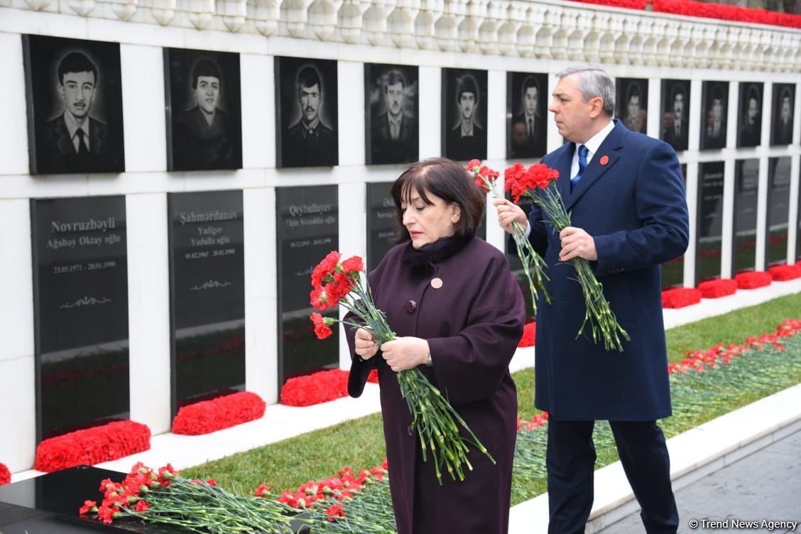 Azerbaijani officials visit Alley of Martyrs [PHOTO] - Gallery Image