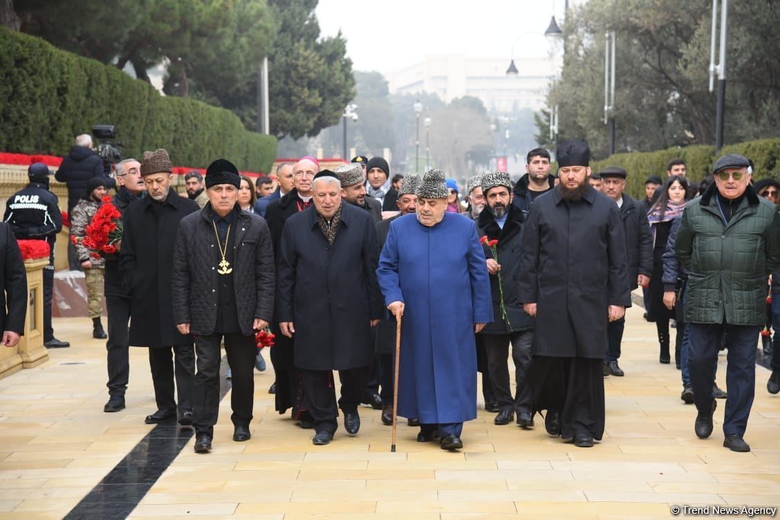 Azerbaijani officials visit Alley of Martyrs [PHOTO]