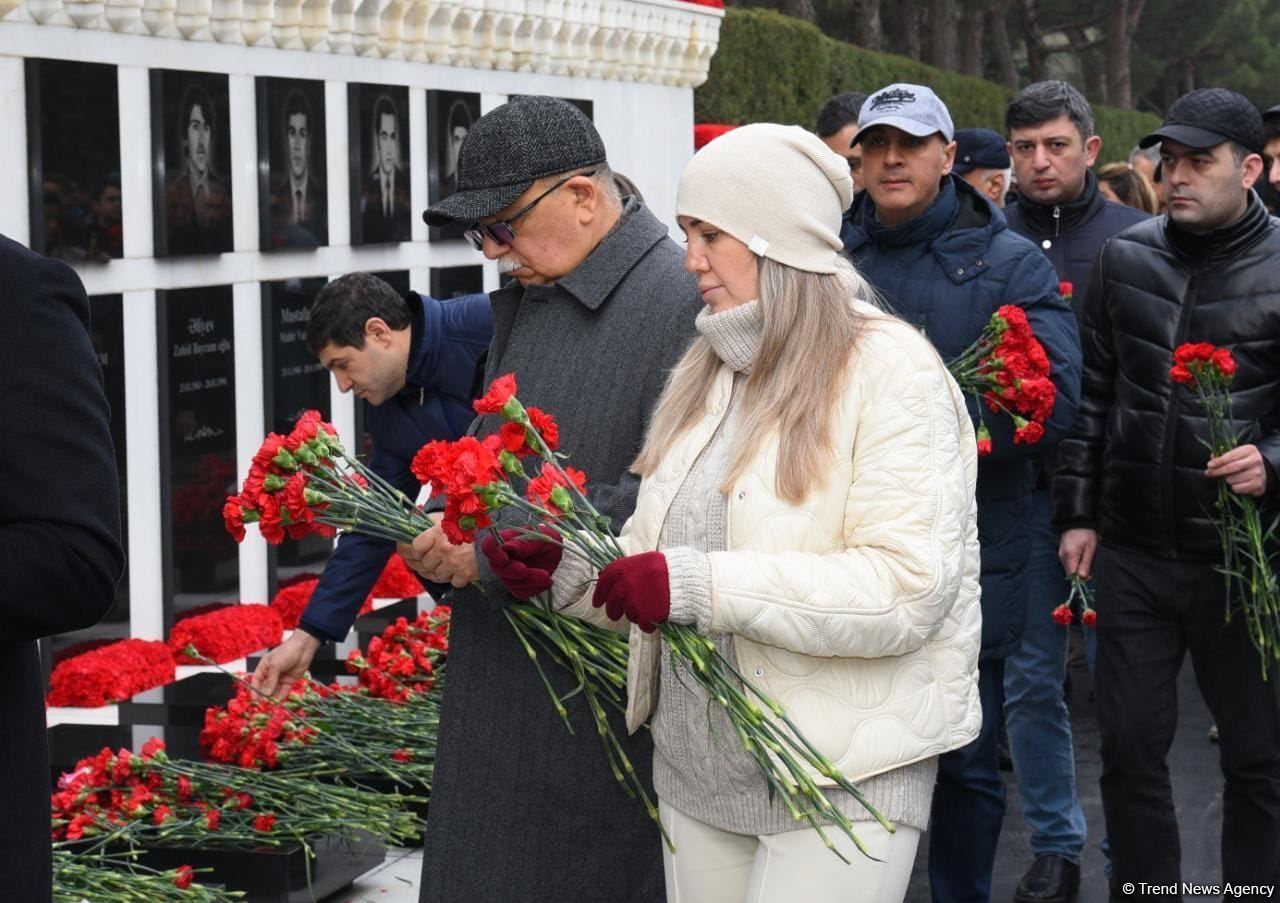 Azerbaijani officials visit Alley of Martyrs [PHOTO] - Gallery Image