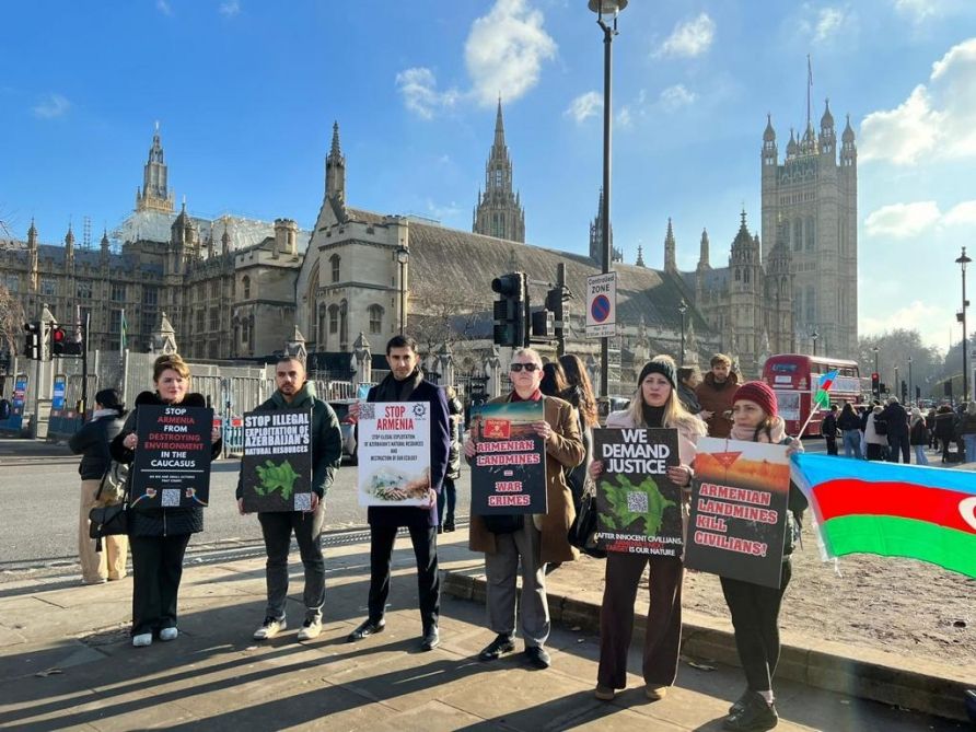 Azerbaijani diaspora protests against Armenian ecocide outside British parliament [PHOTO]