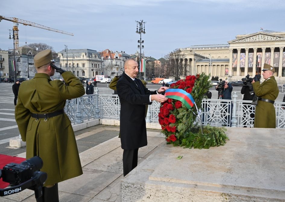 President Ilham Aliyev pays homage to grave of Unknown Soldier in Budapest [PHOTO/VIDEO] - Gallery Image