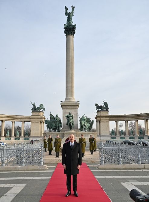 President Ilham Aliyev pays homage to grave of Unknown Soldier in Budapest [PHOTO/VIDEO] - Gallery Image