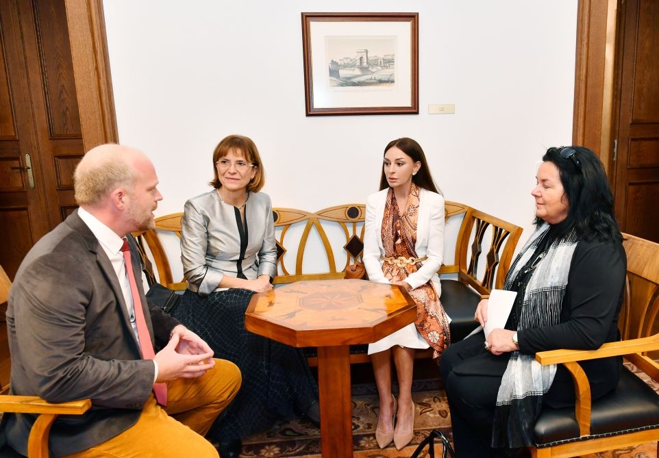 First Lady of Azerbaijan Mehriban Aliyeva meets Hungarian PM's wife in Budapest [PHOTO/VIDEO] - Gallery Image