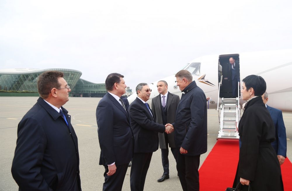 Romanian President arrives in Azerbaijan [PHOTO] - Gallery Image