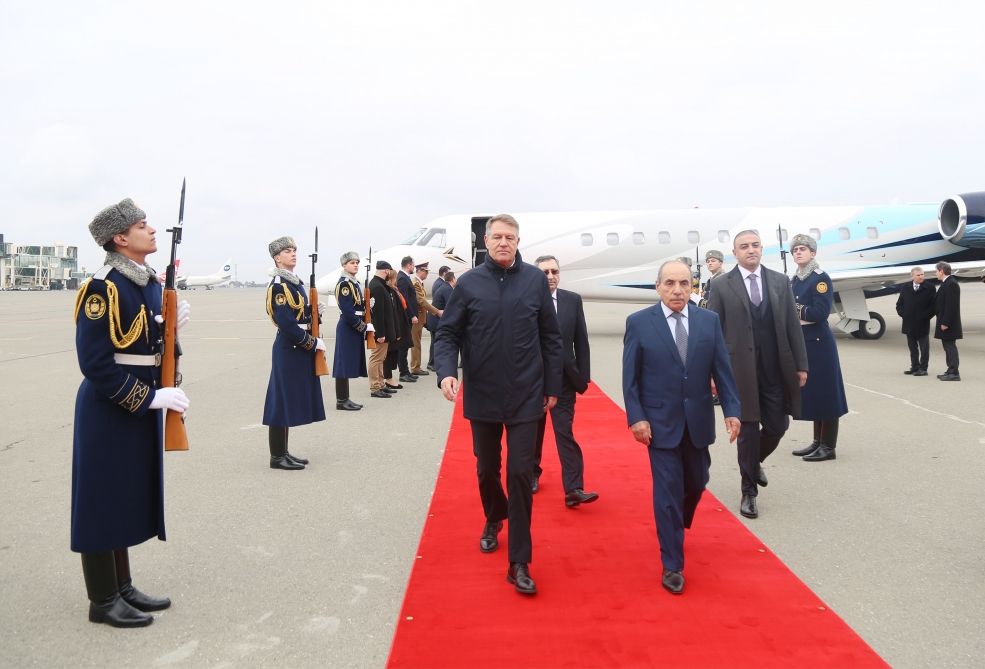 Romanian President arrives in Azerbaijan [PHOTO]