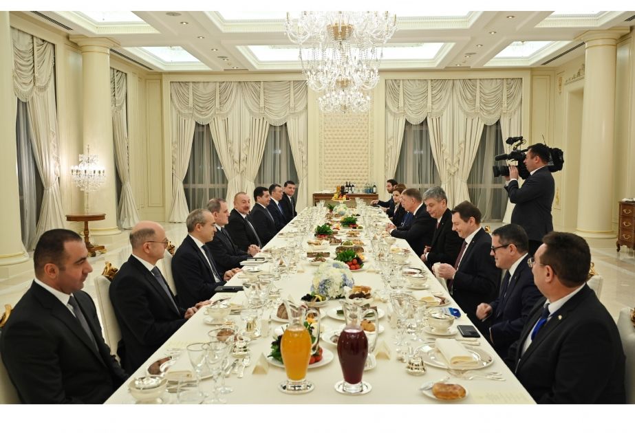 President Ilham Aliyev hosts official reception in honor of Romanian president [VIDEO]