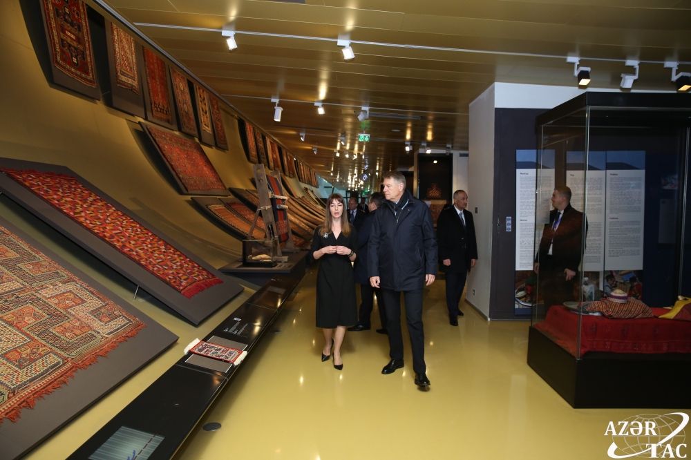 Romanian president gets acquainted with Azerbaijani culture [PHOTO]