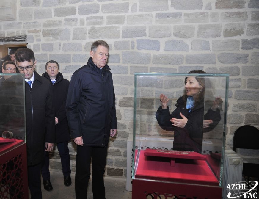 Romanian president gets acquainted with Azerbaijani culture [PHOTO] - Gallery Image