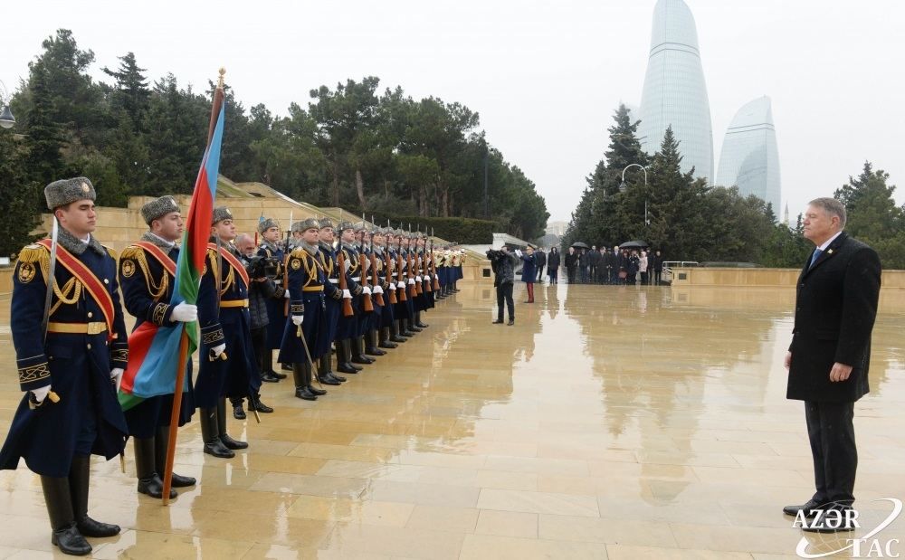 Romanian President Klaus Iohannis visits Alley of Martyrs in Baku [PHOTO] - Gallery Image