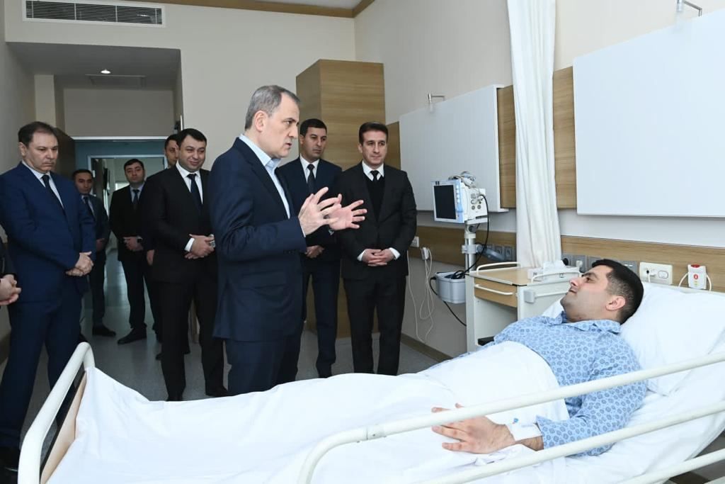 Azerbaijani foreign minister visits Tehran embassy attack victims at Baku hospital [PHOTO] - Gallery Image