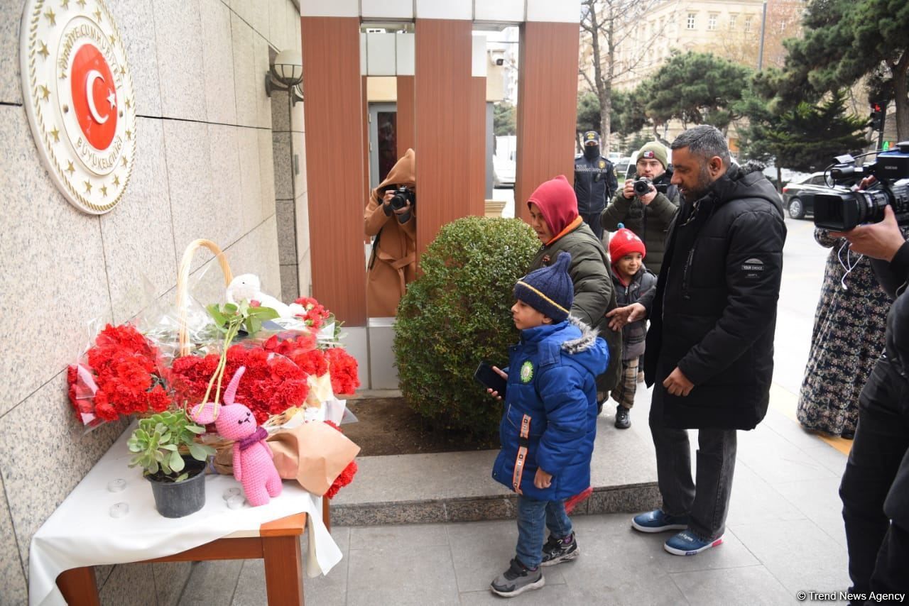 Azerbaijanis honor memory of victims of quake victims in Turkiye [PHOTO]