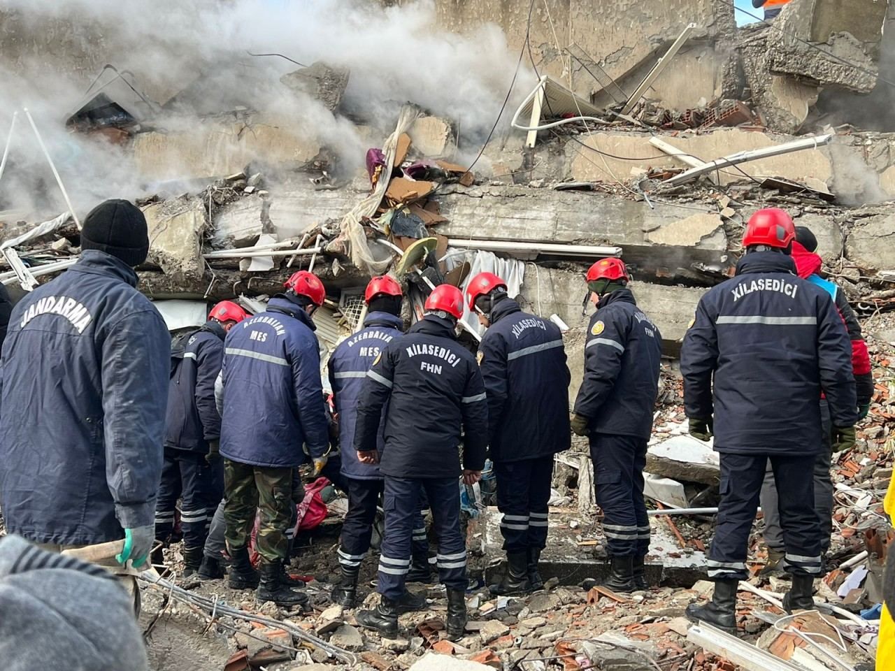Azerbaijani rescuers pull 16 people from beneath rubble after devastating quake rip through Turkiye [PHOTO] - Gallery Image