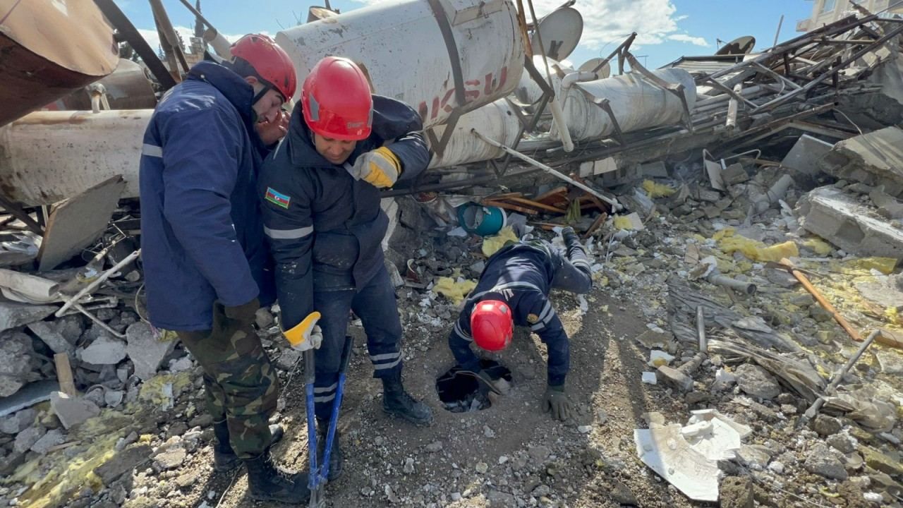 Azerbaijani rescuers pull 16 people from beneath rubble after devastating quake rip through Turkiye [PHOTO] - Gallery Image