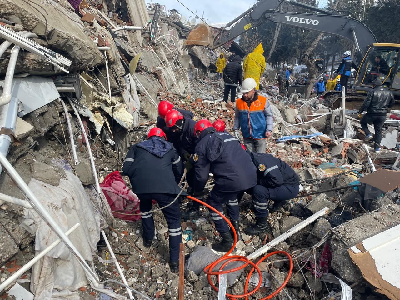 Azerbaijani rescuers pull 16 people from beneath rubble after devastating quake rip through Turkiye [PHOTO]