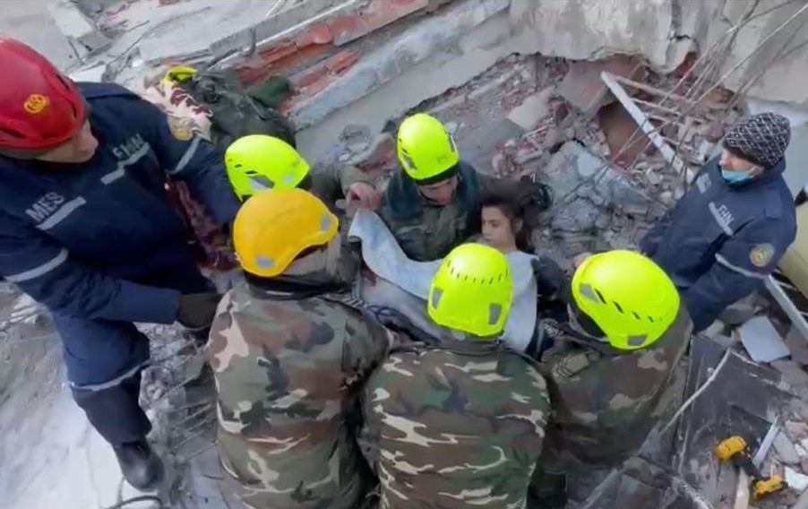 So far Azerbaijani rescuers rescue 37 people from under rubble in Turkiye [PHOTO/VIDEO] - Gallery Image