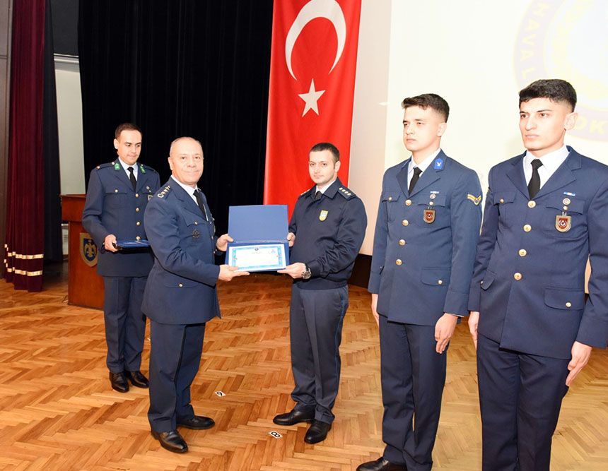 Azerbaijani serviceman becomes first in Turkiye-organized English language course [PHOTO]