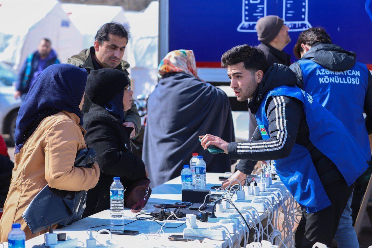 Azerbaijani young civilian volunteers engaged in activities to ease plights of quake victims [PHOTO/VIDEO]