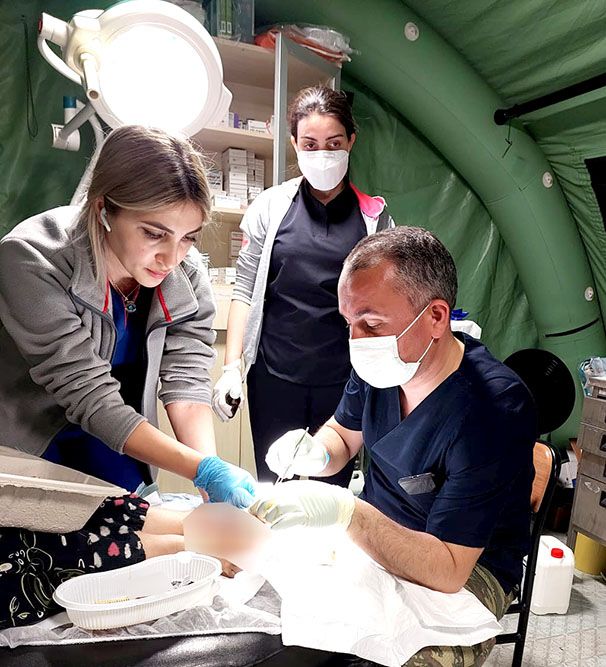 Azerbaijani military doctors continue provision of medical aid to Turkiye's quake victims [PHOTO] - Gallery Image