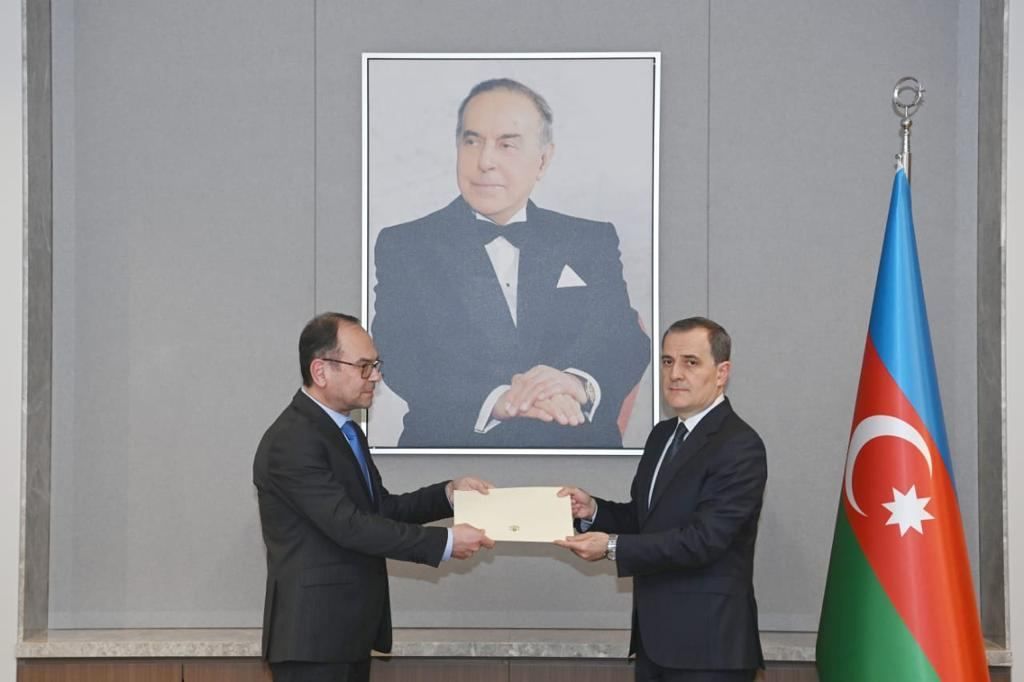 Incoming Bulgarian ambassador presents copy of credentials to Azerbaijani foreign minister