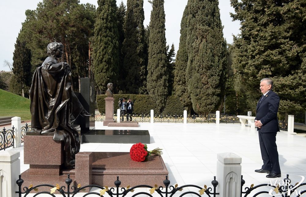 Uzbek President visits grave of national leader Heydar Aliyev