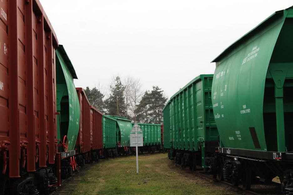 Azerbaijani envoy visits Carriage Construction Plant in Belarus