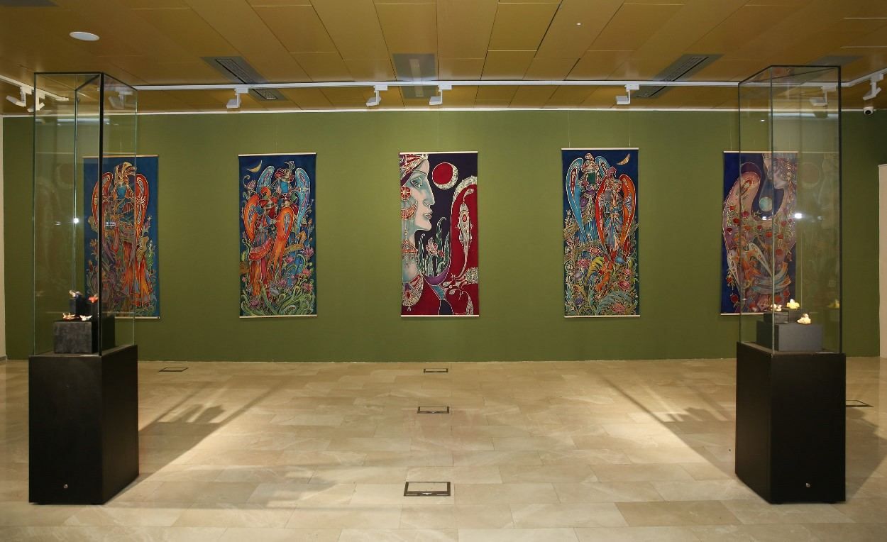 Silk paintings and batik arts stuns art enthusiasts [PHOTOS]