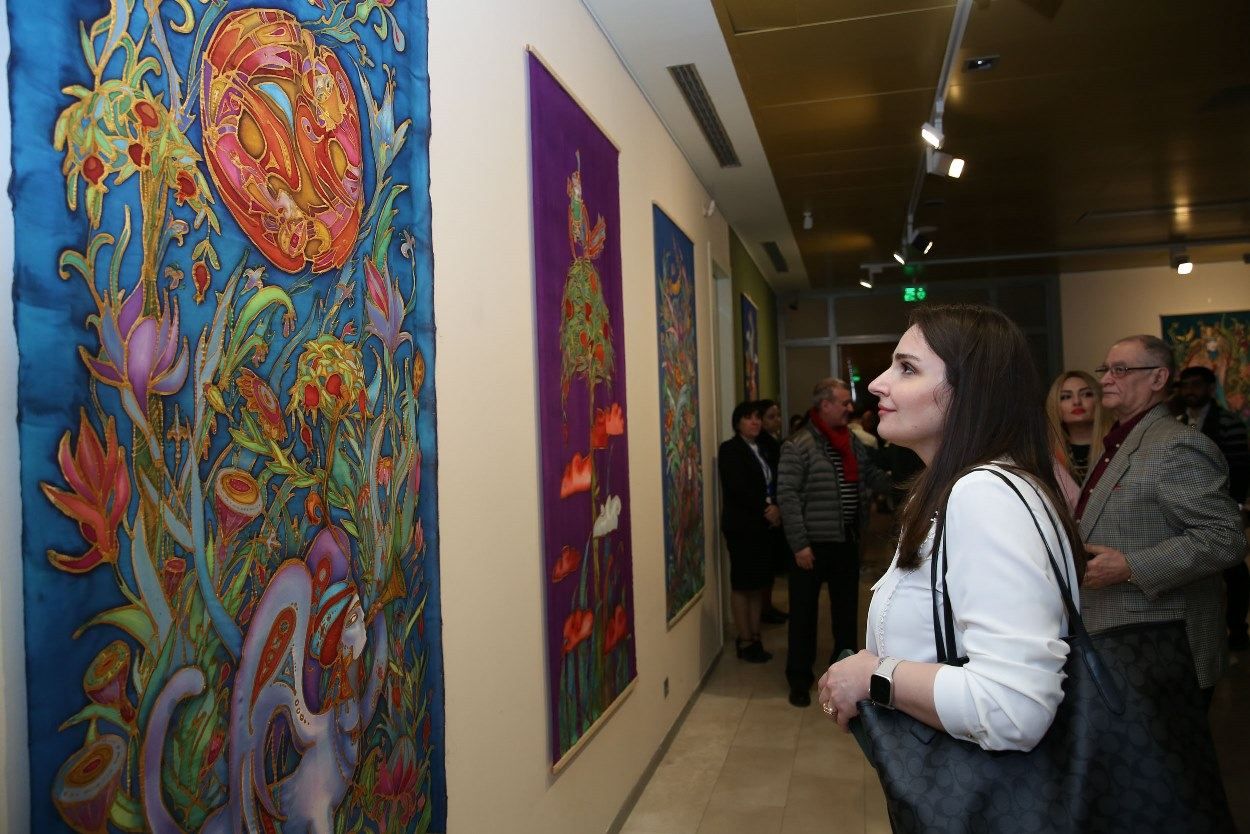 Silk paintings and batik arts stuns art enthusiasts [PHOTOS] - Gallery Image