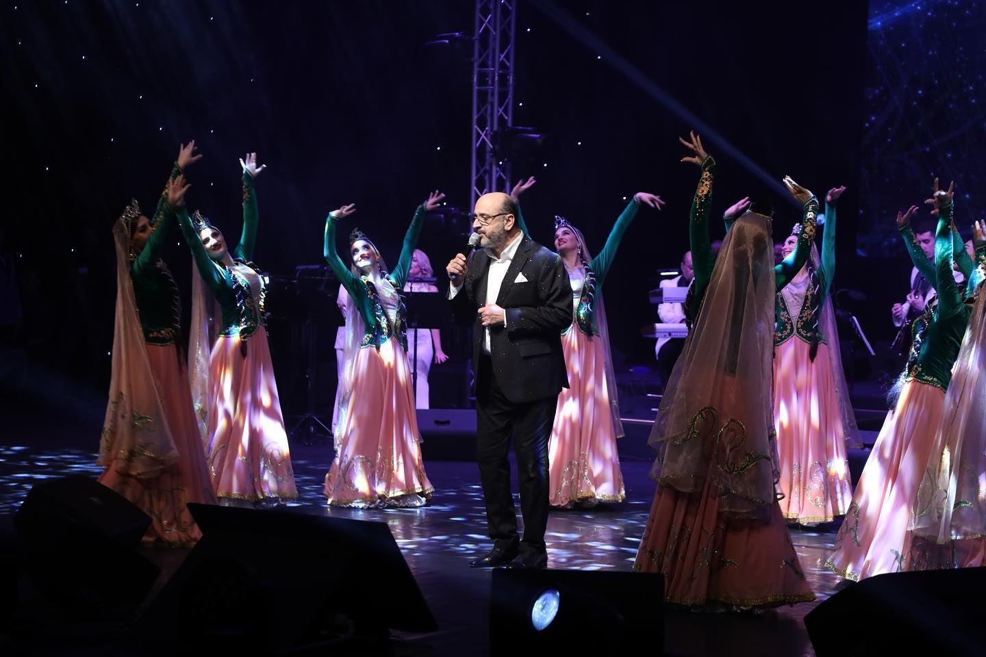Azerbaijani popular singer makes audience feel nostalgic [PHOTOS/VIDEO] - Gallery Image