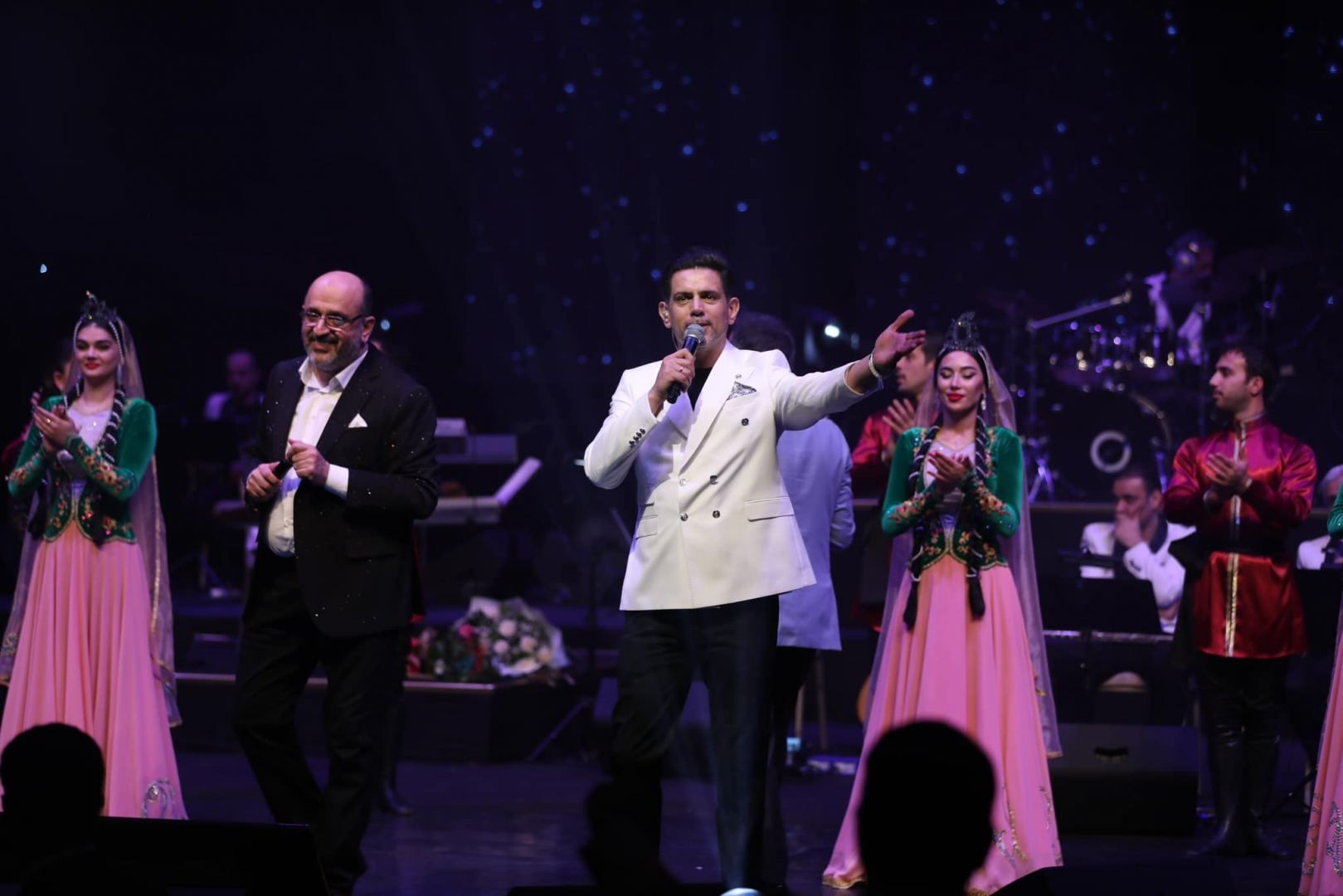 Azerbaijani popular singer makes audience feel nostalgic [PHOTOS/VIDEO]