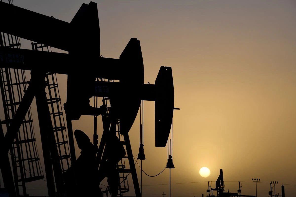 Oil lower as dollar firms; market eyes Iraq exports