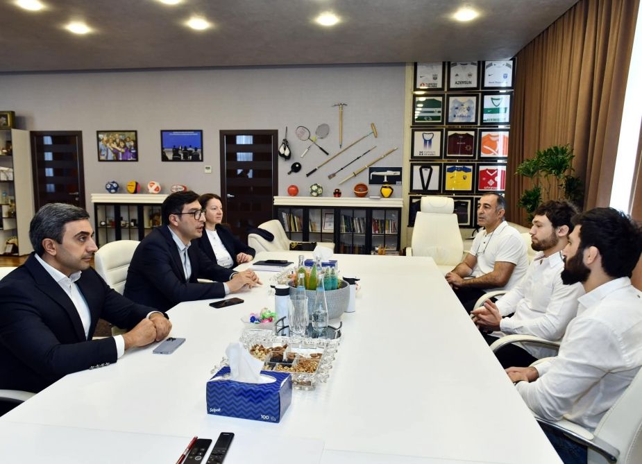 Azerbaijani Youth and Sports Minister meets with Azerbaijani MMA fighters [PHOTOS]