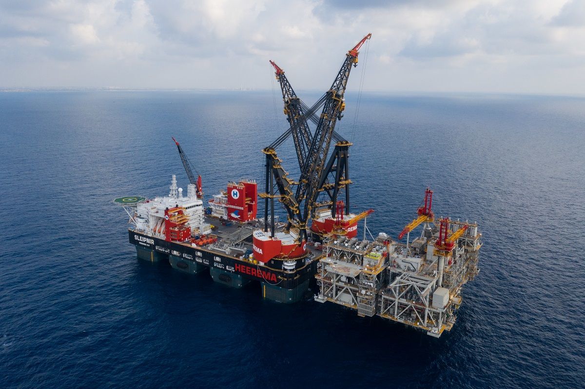 Azerbaijan produces first-ever offshore crane